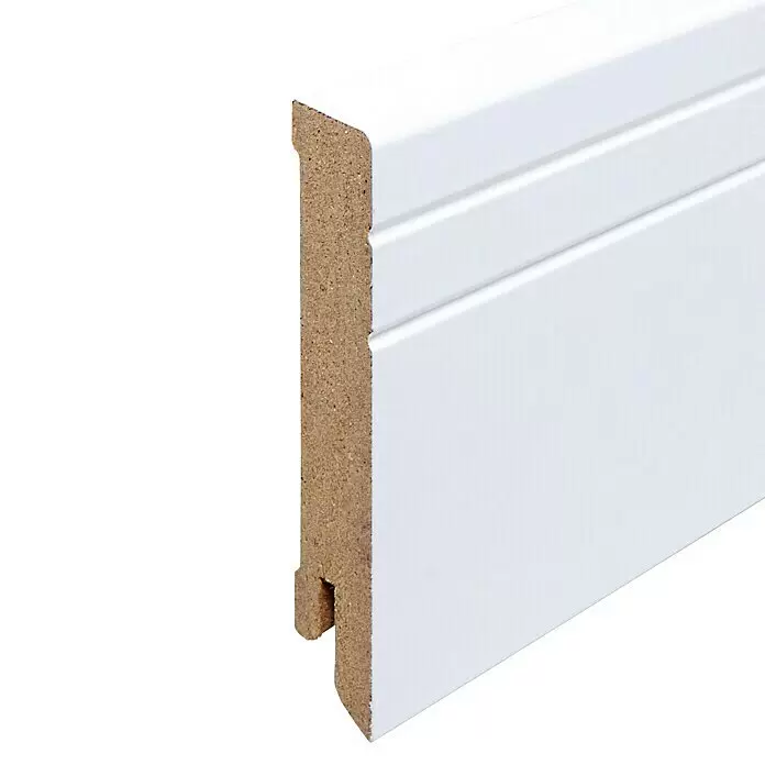 Sockelleiste Neo - 240 x 1,6 x 8 cm, MDF - Weiße MDF-Fußleiste mit dekorativem Profil und einer Aussparung auf der Rückseite.
