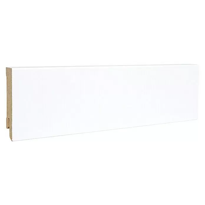 Sockelleiste - 240 x 1,6 x 5,8 cm, MDF, Foliert - Weiße Fußleiste mit sichtbarer brauner Holz-/MDF-Kante.