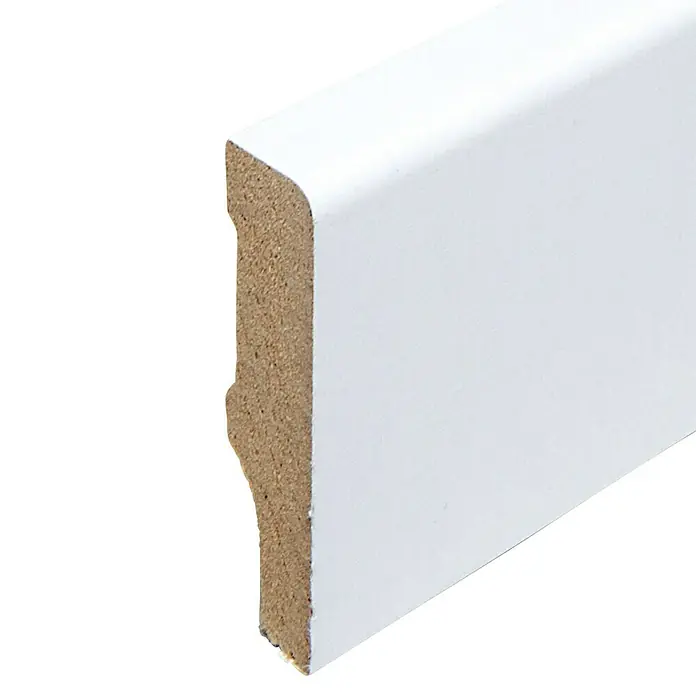 Sockelleiste - 240 x 1 x 4 cm, MDF - Nahaufnahme einer weißen Fußleiste mit abgerundeten Kanten, ideal für moderne Innenräume. Die MDF-Konstruktion sorgt für Stabilität.