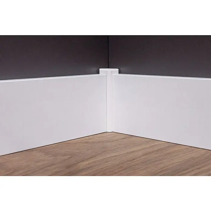 Sockelleiste - 240 x 1,6 x 7,8 cm, MDF, Foliert - Elegante weiße Fußleisten zieren eine Ecke und verleihen dem Raum einen sauberen Übergang zwischen Wand und Boden. Ein stilvolles Detail für jeden Raum.