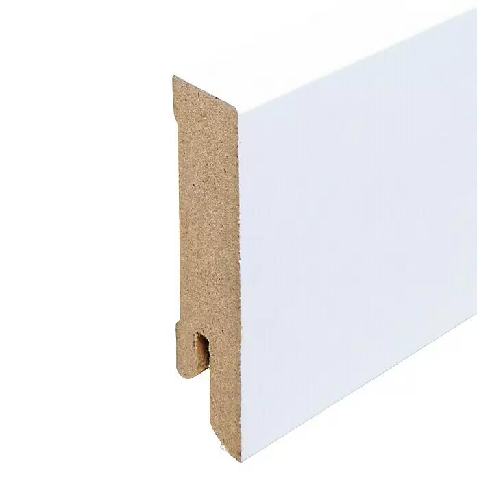Sockelleiste - 240 x 1,6 x 5,8 cm, MDF, Foliert - Weißes MDF-Sockelleistenprofil, Kern und Rückseite sichtbar.
