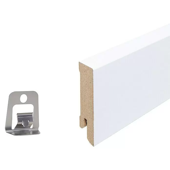 Sockelleiste - 240 x 1,6 x 5,8 cm, MDF, Foliert - Weiße Sockelleiste mit sichtbarem MDF-Kern und einem silbernen Metallbefestigungsclip.