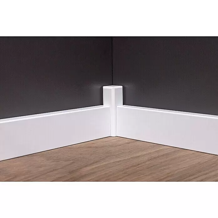 Sockelleiste - 240 x 1,6 x 4 cm, MDF, Foliert - Weiße Sockelleisten mit Eckstück in Zimmerecke, verbinden dunkle Wand und Holzfußboden.