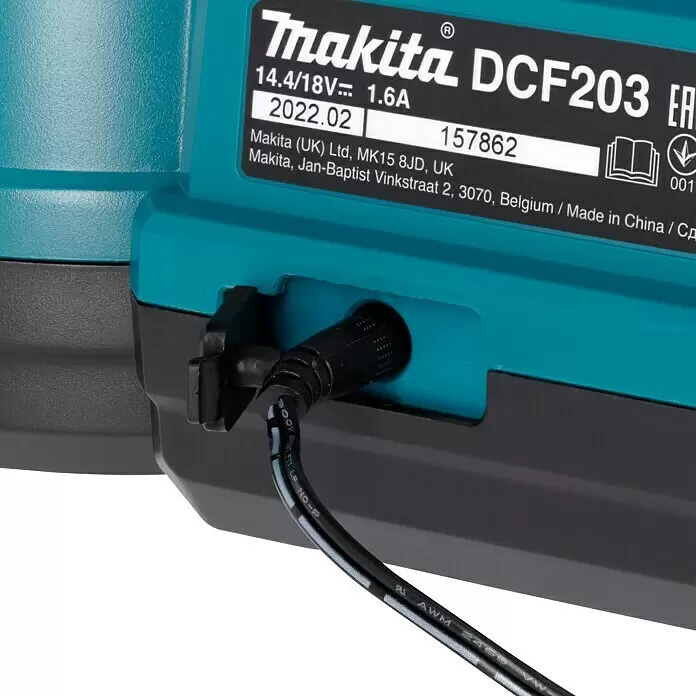 Makita LXT 18V Ventilador híbrido DCF203Z - 18 V, Número de baterías: Sin batería, Potencia de aire: 8,2 l/h - Primer plano de una herramienta eléctrica Makita DCF203 turquesa y negra con cable de carga enchufado, mostrando la etiqueta.