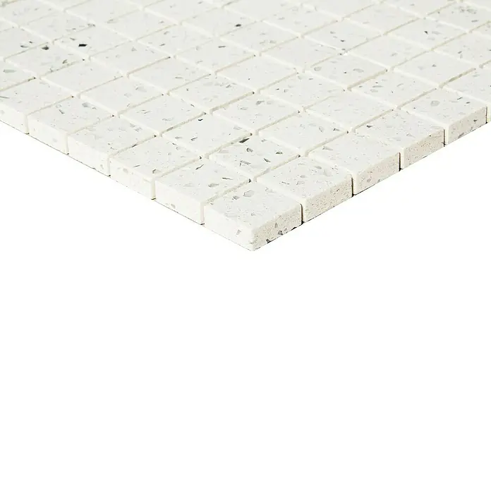 Mosaikfliese Komposit klein - 30 x 30 cm, Weiß, Glänzend - Nahaufnahme von weißen Mosaikfliesen mit gesprenkeltem Muster, ideal für Badezimmer- oder Küchenrückwände.