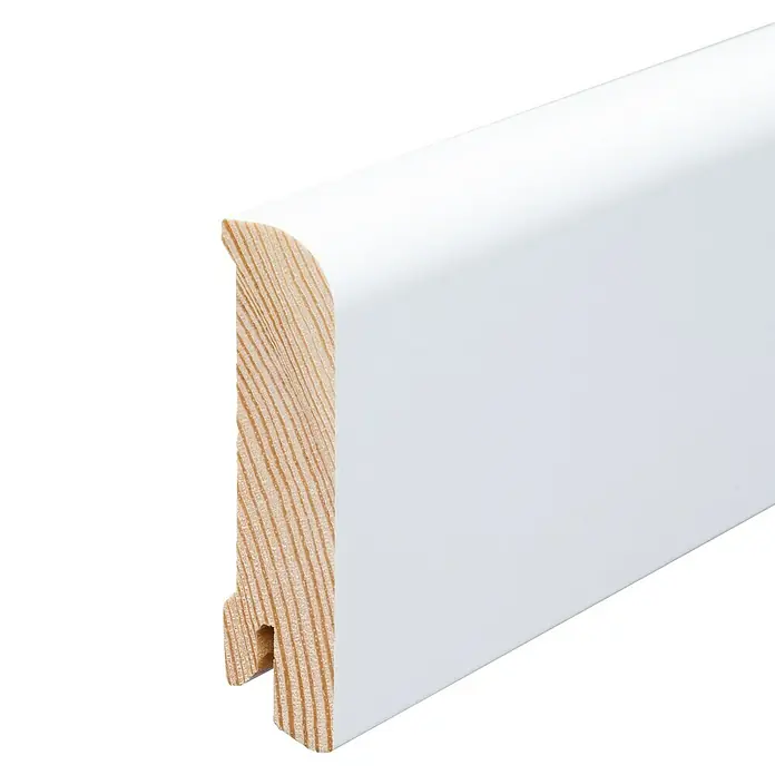 Sockelleiste - 240 x 1,8 x 7,6 cm, Kiefer, Weiß - Nahaufnahme einer weißen Fußleiste aus Holz, die sich ideal für die Inneneinrichtung eignet und einen eleganten Übergang zu Wänden bietet.