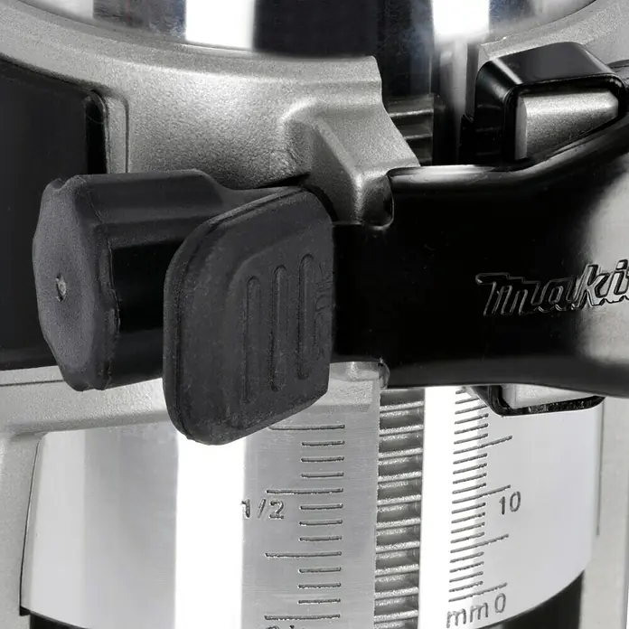 Makita LXT 18V Akku-Multifunktionsfräse DRT50Z - 18 V, Ohne Akku, Leerlaufdrehzahl: 10.000 U/min - 30.000 U/min - Nahaufnahme einer Makita-Oberfräse, die Details wie Skala und Bedienelemente zeigt, ideal für Holzbearbeitungsprojekte.