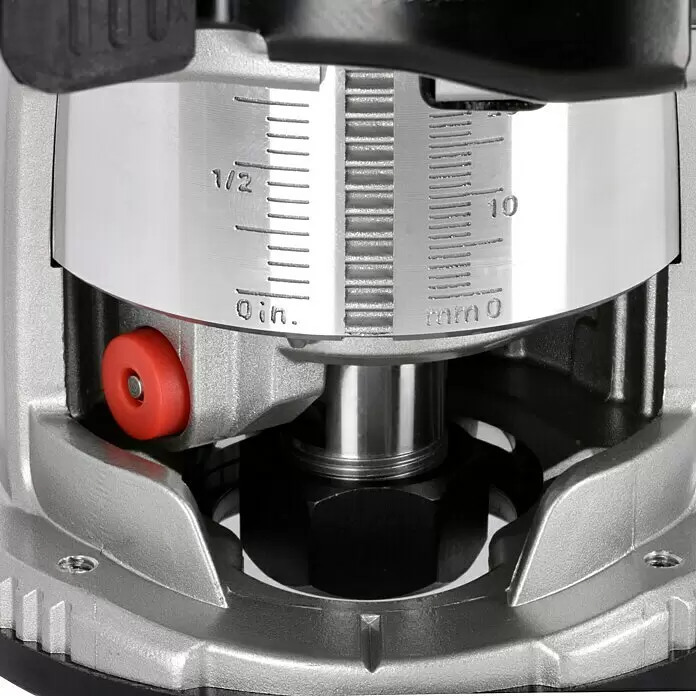 Makita LXT 18V Akku-Multifunktionsfräse DRT50Z - 18 V, Ohne Akku, Leerlaufdrehzahl: 10.000 U/min - 30.000 U/min - Nahaufnahme des silbernen Tiefenverstellmechanismus einer Oberfräse mit Zoll- und Millimeterskala, rotem Knopf und schwarzer Spannzange.