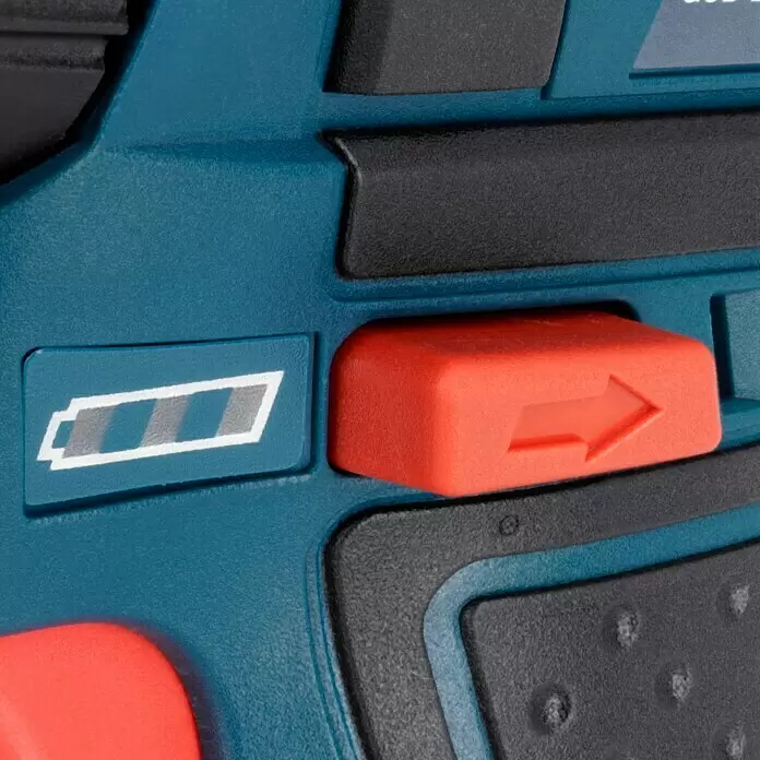 Bosch Professional Akku-Schlagbohrschrauber GSB 12V-15 - 12 V, 2 Akkus, 2 Ah - 4 Ah, 30 Nm, 2 Akkus + Ladegerät + 25-tlg. Bit-Set/14-tlg. Bohrer-Set + Tasche - Nahaufnahme eines blauen und schwarzen Elektrowerkzeuggriffs mit rotem Vor-/Rückwärtsschalter und dreibalkiger Batterieanzeige.