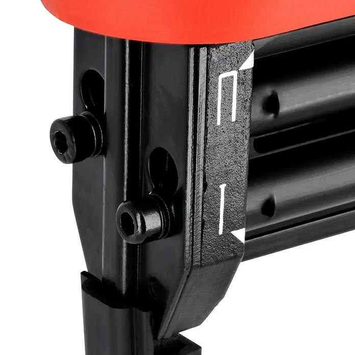 Einhell Power X-Change 18V Akku-Nagler TE-CN 18 Li - Solo - 18 V, Ohne Akku, Länge Nagel: 15 mm - 32 mm, Breite Klammer: 5,7 mm, Stärke Nagel: 1 mm - Nahaufnahme eines schwarzen Nagelpistolenaufsatzes mit roten Elementen und Einstellungsanzeige.