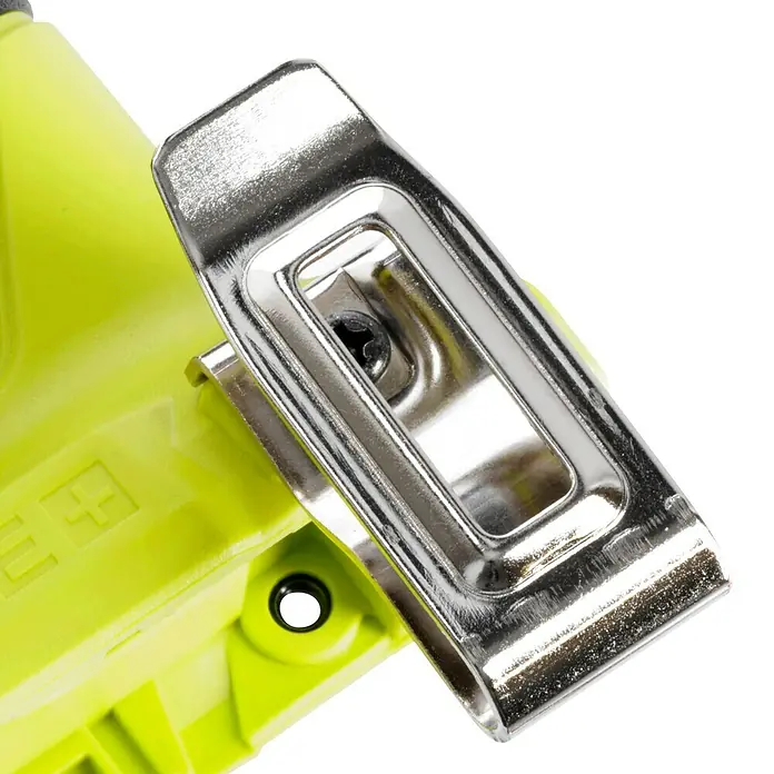 Ryobi ONE+HP Akku-Schlagschrauber RIW18X-0 Performance - 18 V, Ohne Akku, Leerlaufdrehzahl: 0 U/min - 2.800 U/min - Nahaufnahme eines silbernen Gürtelclips, der an einem hellgrünen Produkt befestigt ist und sich vor einem schwarzen Hintergrund befindet.