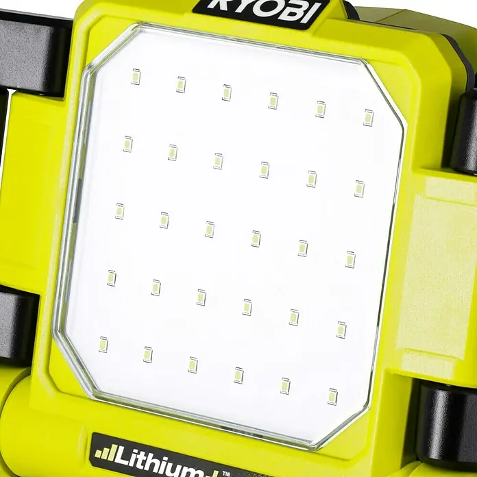 Ryobi ONE+ LED-Akkustrahler RLP18-0 - 18 V, Ohne Akku, 3.000 lm - Nahaufnahme einer gelben Ryobi Arbeitsleuchte mit mehreren LED-Lichtern, die für eine helle Ausleuchtung bei Bauarbeiten sorgen.