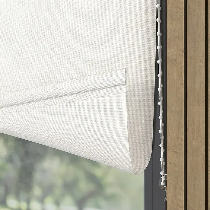 Rollo Screen - B x H: 180 x 190 cm, Weiß, Uni - Detailaufnahme eines weißen Rollos mit Zugschnur, das teilweise heruntergelassen ist und einen Blick nach draußen ermöglicht.