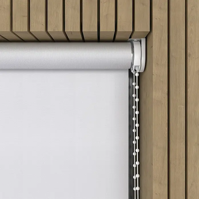 Rollo Screen - B x H: 90 x 275 cm, Silber, Uni - Das Bild zeigt eine weiße Rollgardine mit einer Kette zur Bedienung vor einem Hintergrund aus Holzpaneelen. Die Rollgardine ist sauber und modern.