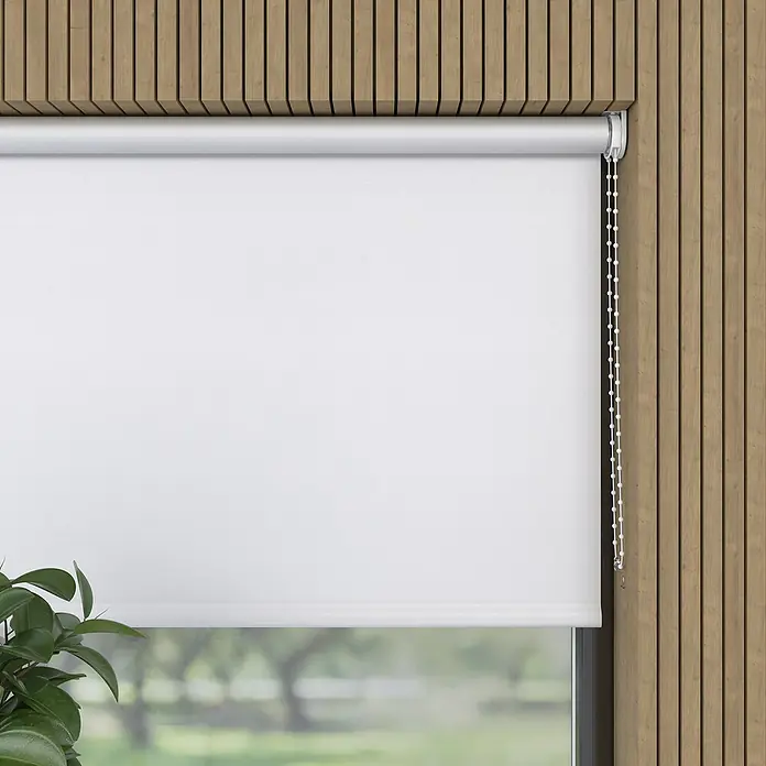 Rollo Screen - B x H: 90 x 275 cm, Silber, Uni - Eine Nahaufnahme eines weißen Rollos vor einem Fenster, das für Privatsphäre und Lichtschutz sorgt. Holzpaneele umrahmen das Fenster.