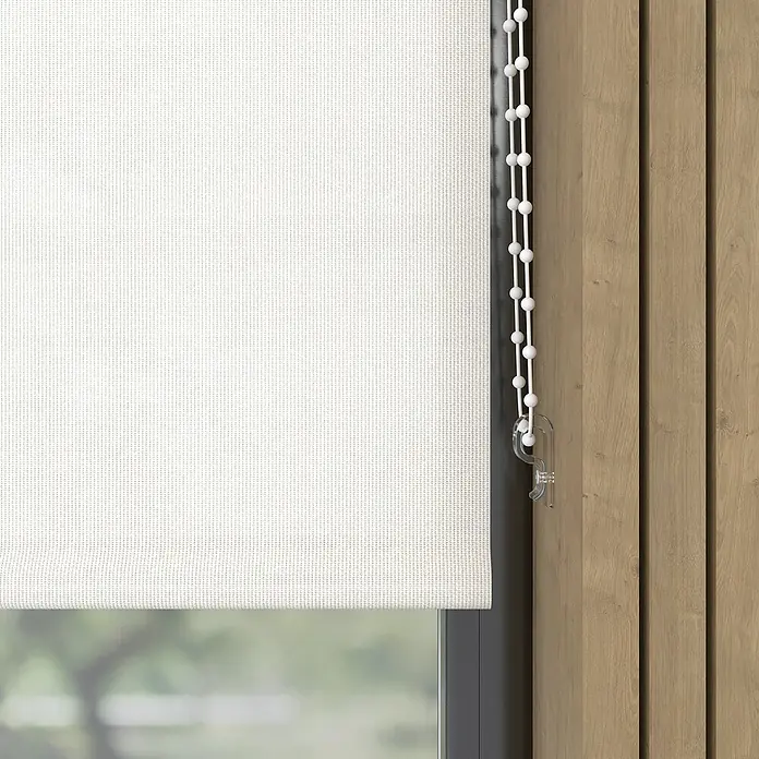 Rollo Screen - B x H: 180 x 190 cm, Weiß, Uni - Eine Nahaufnahme einer weißen Rolljalousie mit Perlenkette und Sicherheitsclip vor einem Fenster mit Holzrahmen.