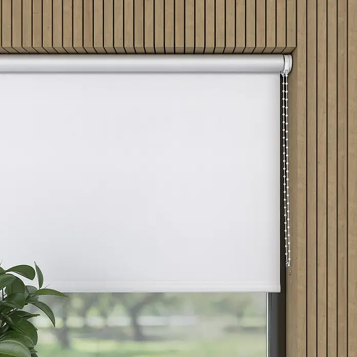 Rollo Screen - B x H: 90 x 275 cm, Silber, Uni - Nahaufnahme eines weißen Rollos vor einer Holzwand, das für Privatsphäre sorgt und das Tageslicht sanft filtert.