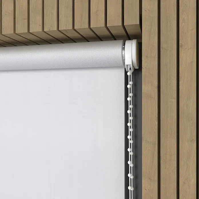 Rollo Screen - B x H: 90 x 275 cm, Silber, Uni - Nahaufnahme einer weißen Rolllade vor einem Hintergrund aus Holzpaneelen. Das Produkt ist funktional und stilvoll.