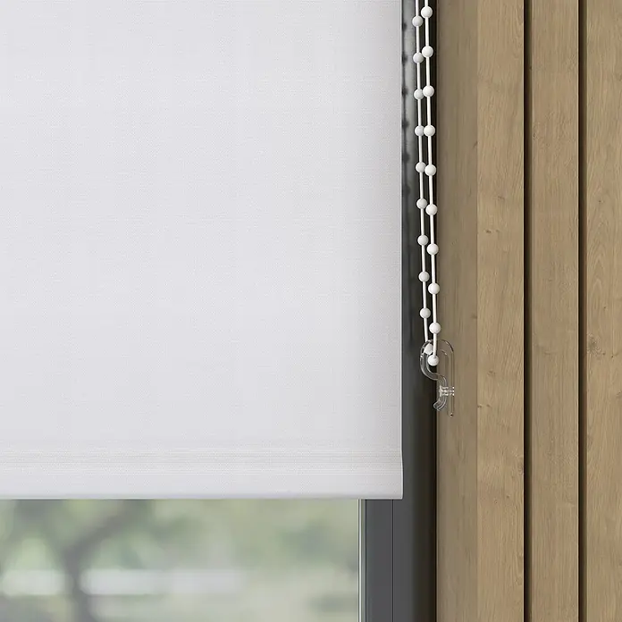 Rollo Screen - B x H: 90 x 275 cm, Silber, Uni - Nahaufnahme eines weißen Rollos mit Kettenzug vor einem Fenster, das eine Mischung aus Funktionalität und minimalistischem Design zeigt.