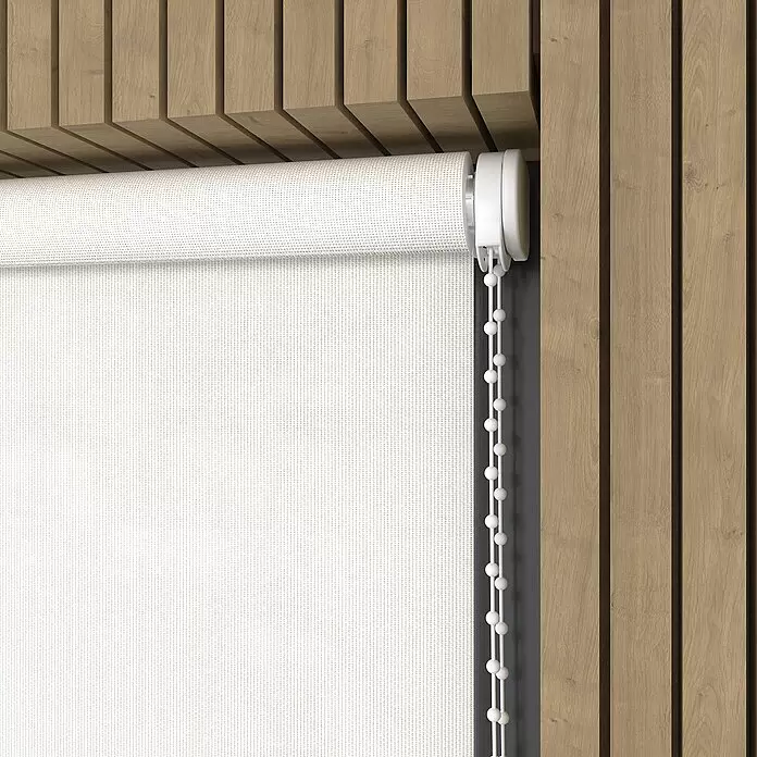 Rollo Screen - B x H: 180 x 190 cm, Weiß, Uni - Weißes, strukturiertes Rollo teilweise heruntergelassen, montiert an einer Decke mit Holzlamellen.