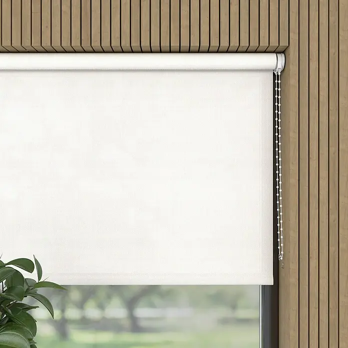 Rollo Screen - B x H: 180 x 190 cm, Weiß, Uni - Bild eines weißen Rollos an einem Fenster. Das Rollo ist heruntergelassen und bedeckt den größten Teil des Fensters, wodurch das einfallende Licht reduziert wird.