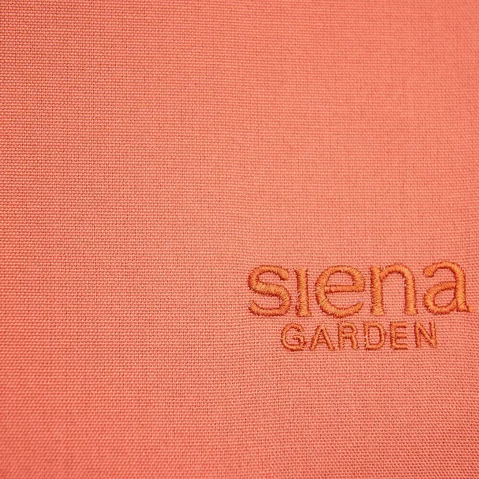 Siena Garden Gartenliege Aliano - Rot, L x B x H: 143 x 57 x 84 cm, Stahl, Pulverbeschichtet - Nahaufnahme eines Textils mit "Siena Garden"-Stickerei in passendem Farbton.