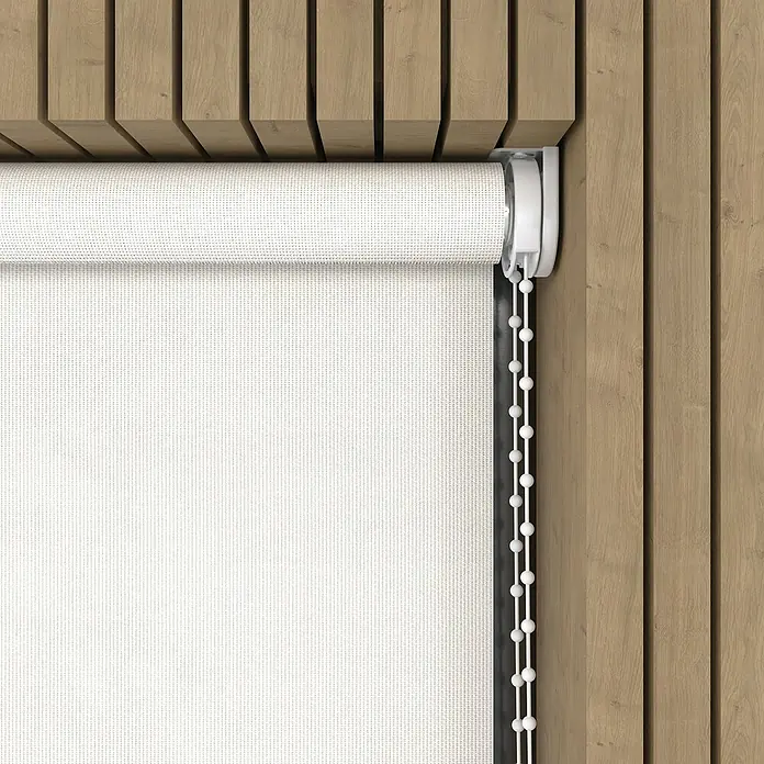 Rollo Screen - B x H: 180 x 190 cm, Weiß, Uni - Dieses Bild zeigt eine Nahaufnahme eines Rollladens, der an einer Holzwand befestigt ist. Der Rollladen ist weiß und hat eine Kette zum Auf- und Abrollen.