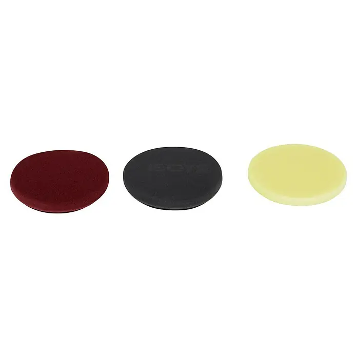 Ryobi ONE+ Akku-Exzenterpolierer R18P-0 - 18 V, Ohne Akku, 125 mm - Drei Schleifpads in Burgunderrot, Schwarz und Gelb nebeneinander. Perfekt für die Autopolitur und Lackpflege, um Kratzer zu entfernen.