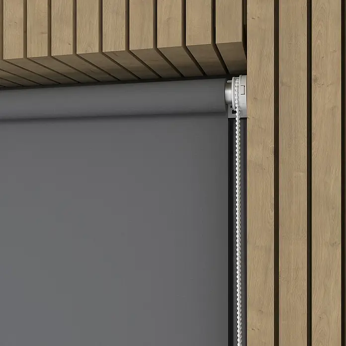 Expo Ambiente Rollo Mini - B x H: 75 x 150 cm, Grau, Uni, Tageslichtdurchlässig - Das Bild zeigt eine graue Rollo-Jalousie mit einer weißen Kette an einem Fenster mit Holzrahmen.