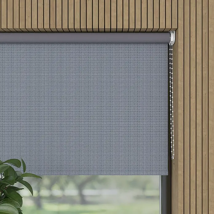 Rollo Nicole - B x H: 140 x 190 cm, Grau Struktur, Formen & Muster - Nahaufnahme einer grauen Rollo mit Kettenzug vor einem Fenster und einer Holzwand. Die Rollo ist blickdicht und bietet Privatsphäre.