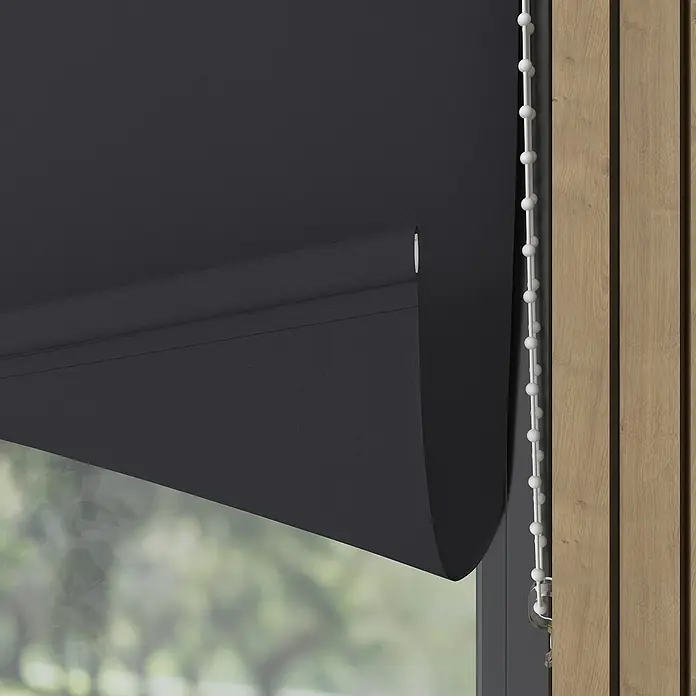 Rollo - B x H: 180 x 190 cm, Schwarz, Tageslichtdurchlässig - Nahaufnahme einer schwarzen Rollmarkise mit weißer Zugschnur vor einem Fenster mit Bäumen.