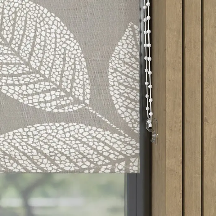 Rollo Blatt - B x H: 120 x 190 cm, Beige, Blumen & Pflanzen - Graue Rollo mit weißem Blattmuster und weißer Bedienkette neben einer Holzwand.
