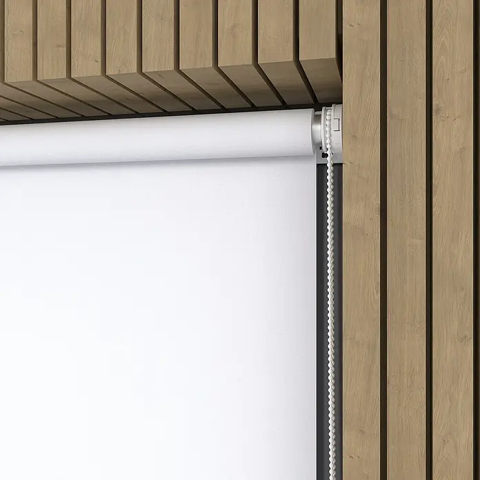Expo Ambiente Rollo Mini - B x H: 45 x 150 cm, Weiß, Uni, Tageslichtdurchlässig - Nahaufnahme einer weißen Rollo-Fensterabdeckung mit Kettenzug, montiert vor einer Wand mit Holzpaneelen, die ein modernes Design zeigt.