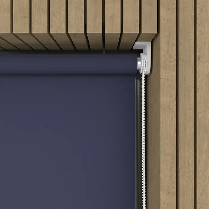 Expo Ambiente Rollo Mini - B x H: 100 x 150 cm, Blau, Uni, Tageslichtdurchlässig - Nahaufnahme einer blauen Rollmarkise mit einer weißen Kette, die an einer Wand mit Holzlatten befestigt ist.