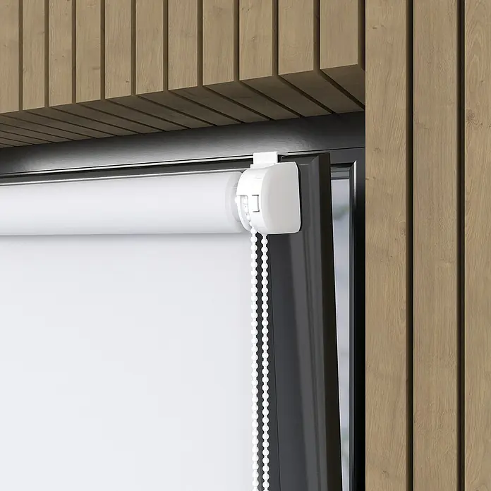 Expo Ambiente Rollo Mini - B x H: 45 x 150 cm, Weiß, Uni, Tageslichtdurchlässig - Nahaufnahme einer weißen Rolljalousie mit Kettenzug vor einer Holzwand, die für Privatsphäre und Lichtschutz sorgt.