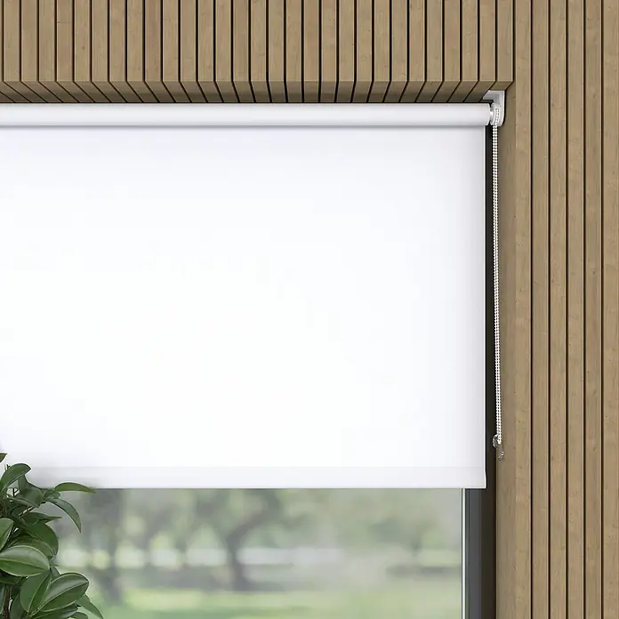 Expo Ambiente Rollo Mini - B x H: 45 x 150 cm, Weiß, Uni, Tageslichtdurchlässig - Ein weißes Rollo ist vor einem Fenster mit Holzwand montiert, das für Privatsphäre sorgt und Licht filtert.