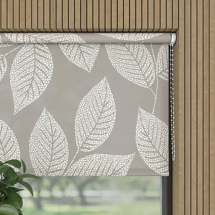 Rollo Blatt - B x H: 120 x 190 cm, Beige, Blumen & Pflanzen - Ein graues Rollo mit weißem Blattmuster hängt vor einem Fenster und verleiht dem Raum eine stilvolle und natürliche Note.
