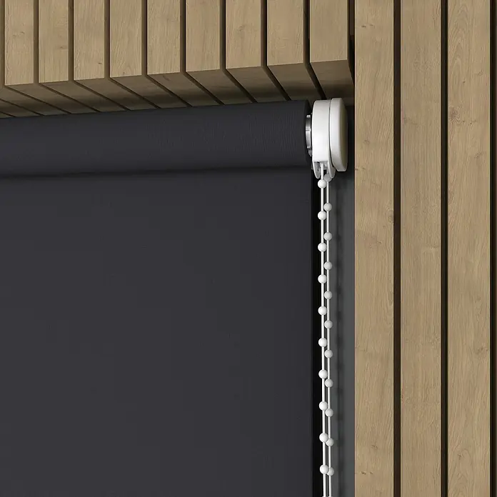 Rollo - B x H: 50 x 190 cm, Schwarz, Tageslichtdurchlässig - Graue Rollos mit Kettenzug vor einer Holzwand. Das Rollo bietet Privatsphäre und schützt vor Licht, während es sich nahtlos in das Raumdesign einfügt.