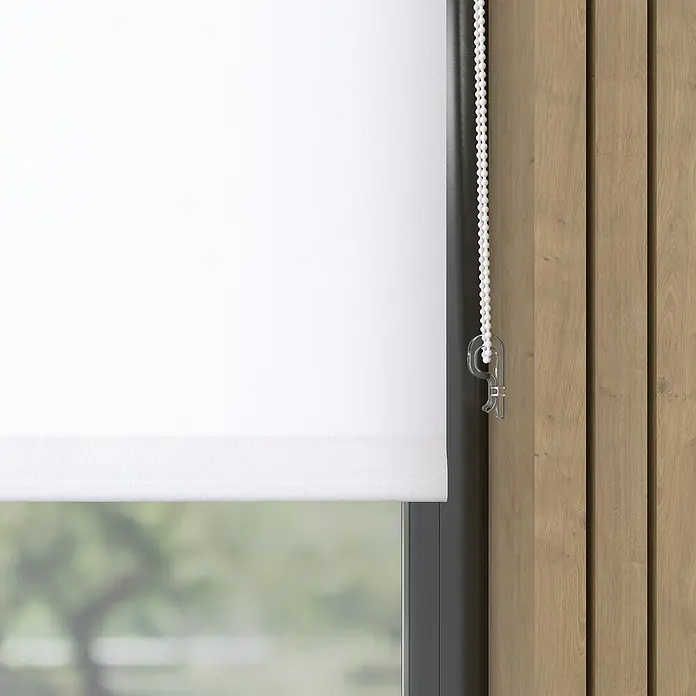 Expo Ambiente Rollo Mini - B x H: 45 x 150 cm, Weiß, Uni, Tageslichtdurchlässig - Nahaufnahme einer weißen Rollo mit Zugschnur vor einem Fenster, das Tageslicht hereinlässt. Moderne Fensterdekoration für stilvolles Ambiente.
