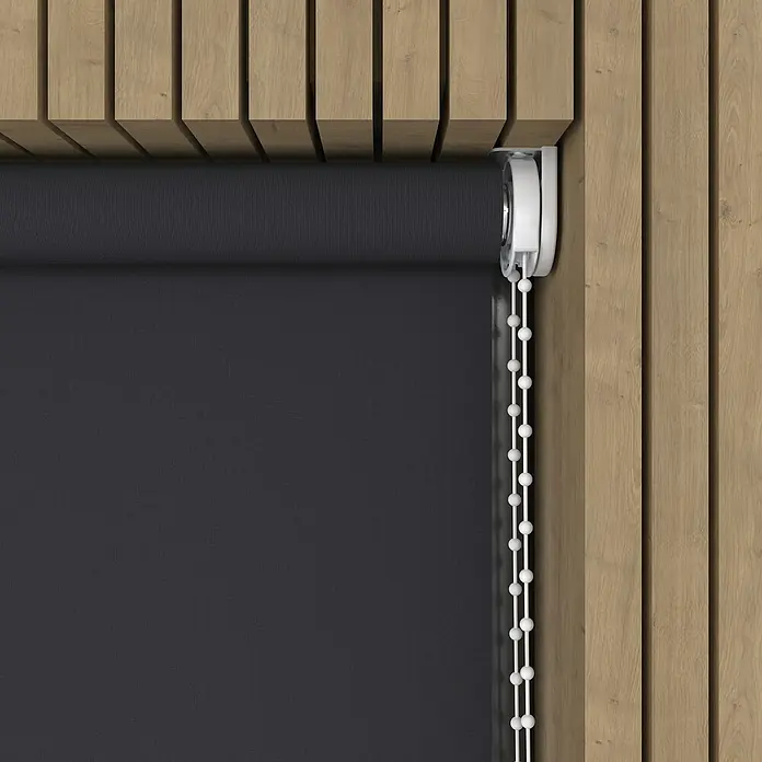 Rollo - B x H: 50 x 190 cm, Schwarz, Tageslichtdurchlässig - Dieses Bild zeigt ein Rollo, das an einer Holzwand montiert ist. Es bietet Privatsphäre und Schutz vor Sonnenlicht.