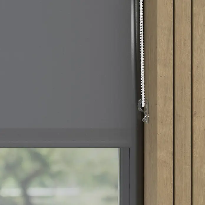 Expo Ambiente Rollo Mini - B x H: 75 x 150 cm, Grau, Uni, Tageslichtdurchlässig - Nahaufnahme einer grauen Rollgardine mit Kettenzug und Holzpaneelen im Hintergrund. Die Jalousie bietet Privatsphäre und Lichtsteuerung.