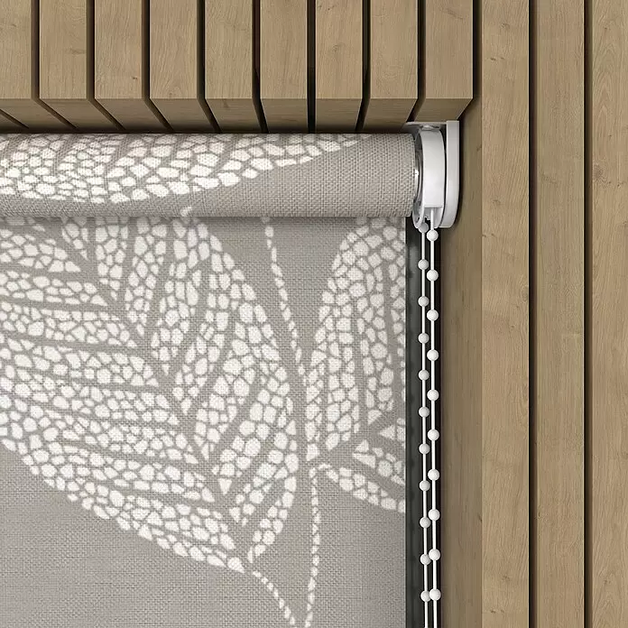 Rollo Blatt - B x H: 120 x 190 cm, Beige, Blumen & Pflanzen - Teilweise aufgerolltes beiges Rollo mit weißem Blättermuster und Perlenkette, in einem Holzlattenrahmen.