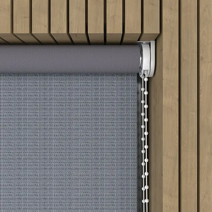 Rollo Nicole - B x H: 140 x 190 cm, Grau Struktur, Formen & Muster - Eine Nahaufnahme einer grauen Rollgardine vor einer Holzwand, die die Textur und das Design der Jalousie hervorhebt.