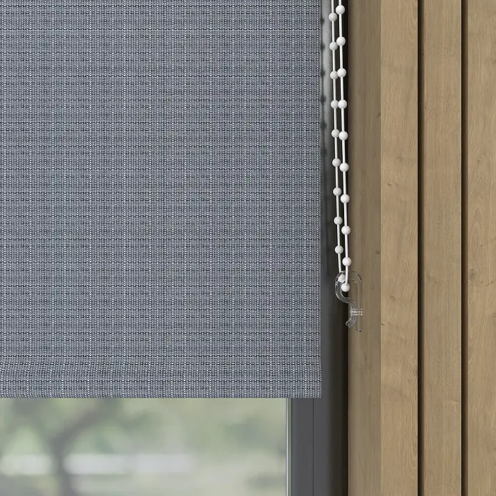 Rollo Nicole - B x H: 140 x 190 cm, Grau Struktur, Formen & Muster - Grauer Rolladen mit Kettenzug vor einem Fenster. Dieser stilvolle Rolladen bietet Privatsphäre und Kontrolle über das einfallende Licht.