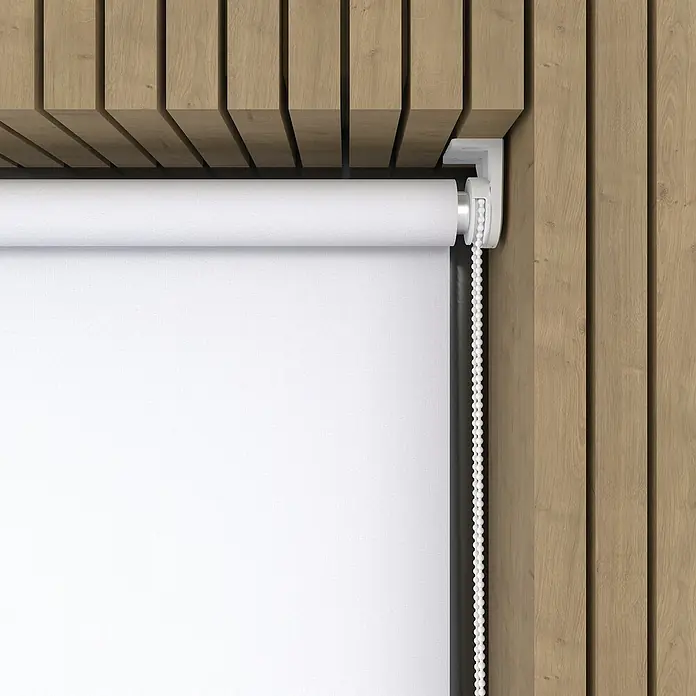 Expo Ambiente Rollo Mini - B x H: 45 x 150 cm, Weiß, Uni, Tageslichtdurchlässig - Nahaufnahme einer weißen Rollade, die an einer hölzernen Wand hängt und ein modernes, minimalistisches Design zeigt.