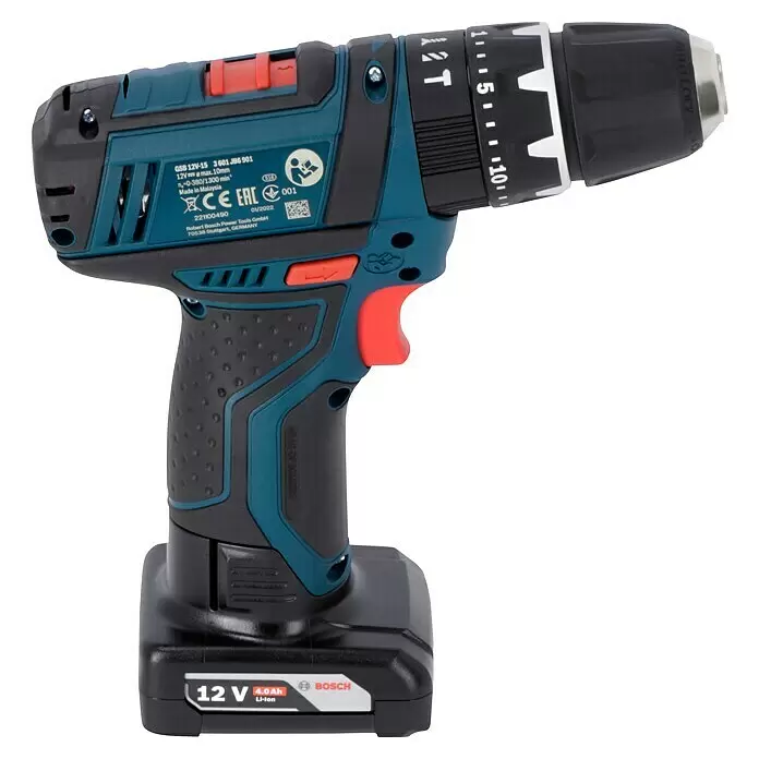 Bosch Professional Taladro atornillador percutor de batería GSB 12V-15 - 12 V, 2 baterías, 2 Ah - 4 Ah, 30 Nm, 2 baterías + cargador + juego de puntas de 25 piezas/juego de brocas de 14 piezas + bolsa - Taladro/atornillador inalámbrico Bosch azul y negro con detalles rojos y batería de iones de litio de 12V conectada.