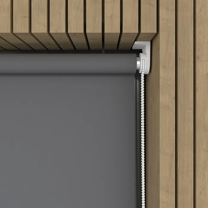 Expo Ambiente Rollo Mini - B x H: 75 x 150 cm, Grau, Uni, Tageslichtdurchlässig - Graue Rollos mit weißem Kettenzug montiert an einer Holzdecke für sanfte Verdunkelung und Privatsphäre.