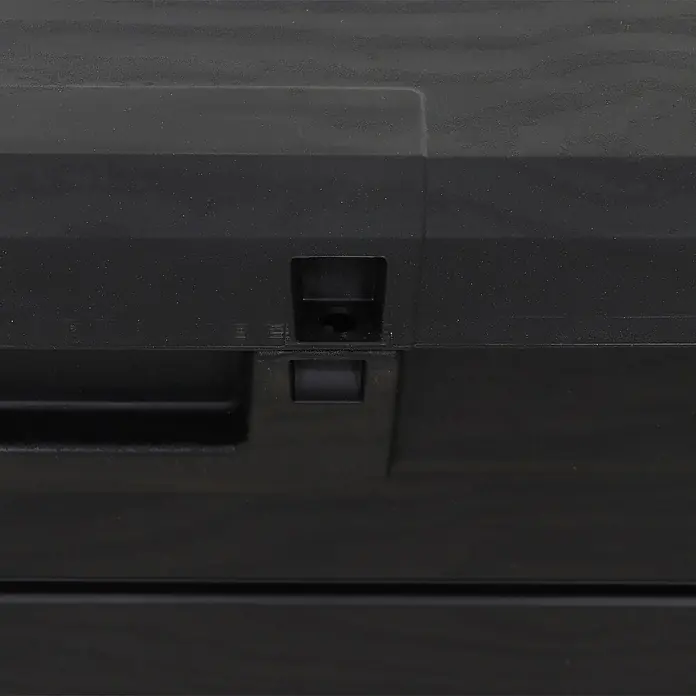 Toomax Auflagenbox Florida - 72 x 148 x 60 cm, Kunststoff, Anthrazit - Detailaufnahme einer schwarzen elektronischen Tastatur mit Anschlüssen auf der Rückseite für Stromversorgung und andere Geräte.