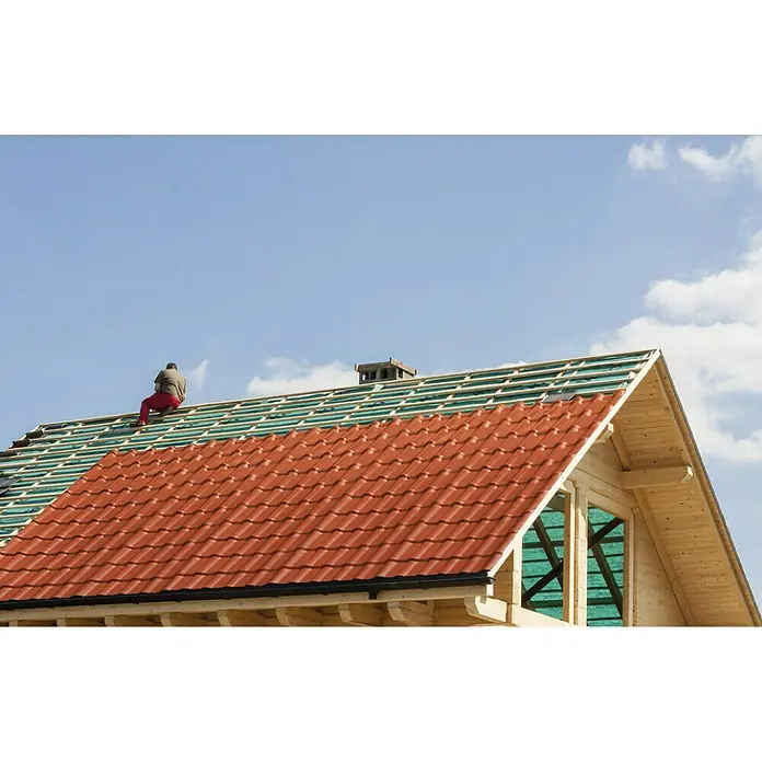 Odem Placa de cubierta Valencia - 219 x 72 cm, PVC, Terracota - Un techador trabaja en el techo de una casa cubierta con tejas rojas. La nueva construcción aún muestra la impermeabilización verde y listones de madera.