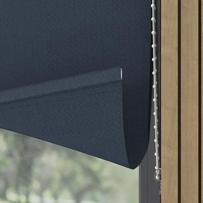 Rollo - B x H: 40 x 190 cm, Indigo, Tageslichtdurchlässig - Nahaufnahme einer marineblauen Rollo-Fensterabdeckung, die einen Stoff und einen Kettenzugmechanismus zeigt, perfekt für die Lichtsteuerung im Haus.